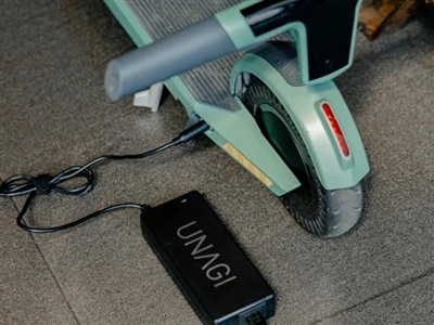 Hoe een 24V-batterij voor een elektrische scooter aan te sluiten